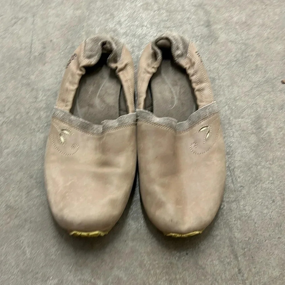 Ahnu leather flat shoes